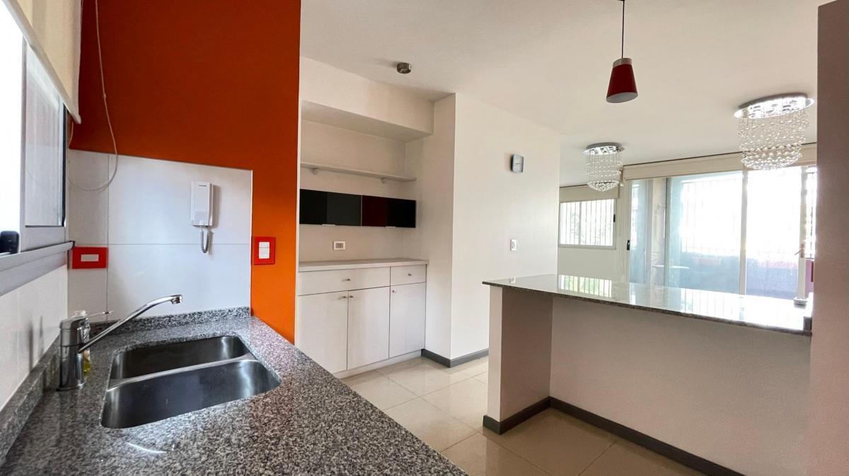 Foto de PISO 4 AMB. EN VENTA CON PALIER PRIVADO Y 3 COCHERAS CUBIERTAS EN LANUS, imagen 4