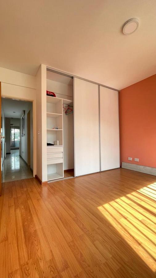 PISO 4 AMB. EN VENTA CON PALIER PRIVADO Y 3 COCHERAS CUBIERTAS EN LANUS