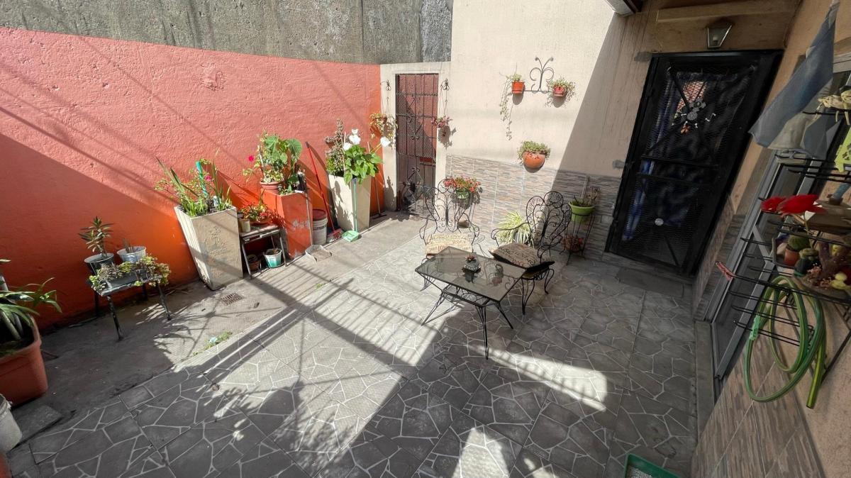 SOLIDA CASA 3 AMB. CON LOCAL/GARAGE Y FONDO LIBRE