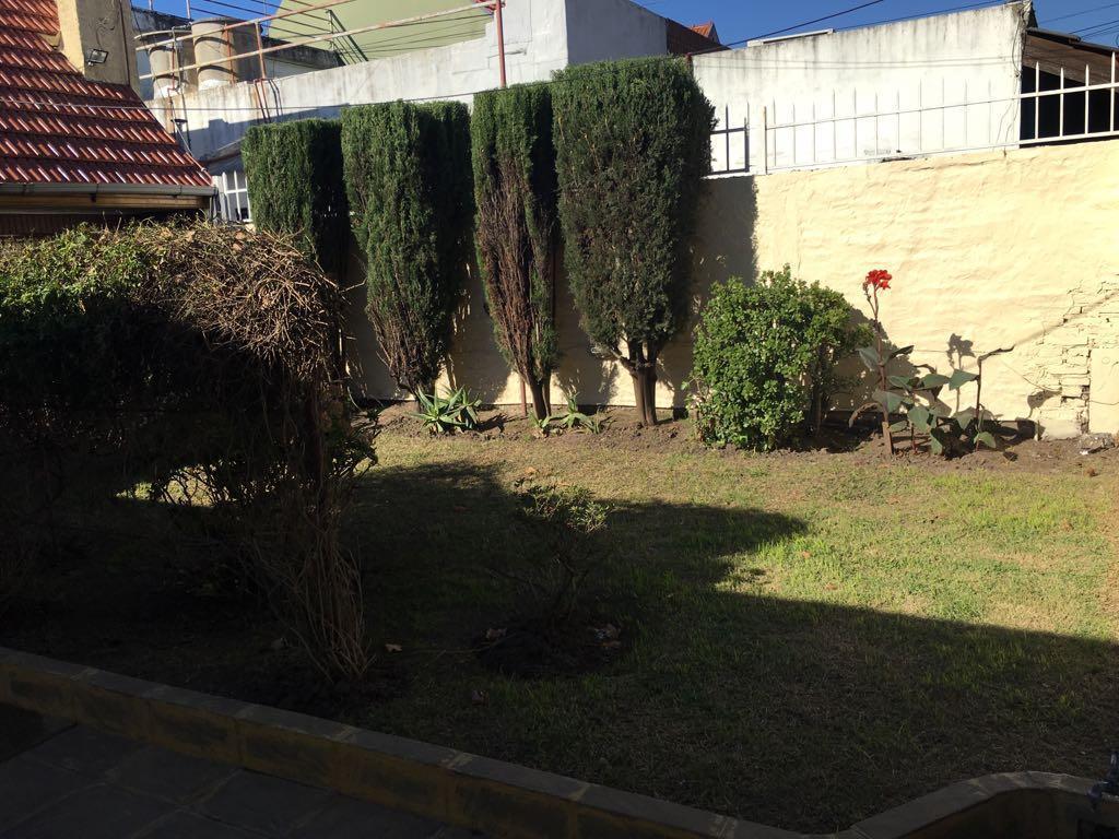 Solida Casa 4 Amb. con Parque, Entrada Para Vs. Autos y Posibilidiad de Ampliar 2