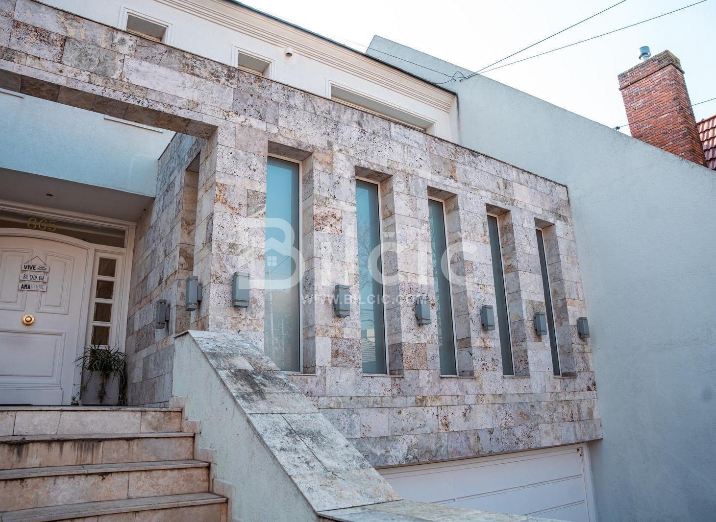 Casa 9 amb. con piscina en venta en centro de Lomas de Zamora