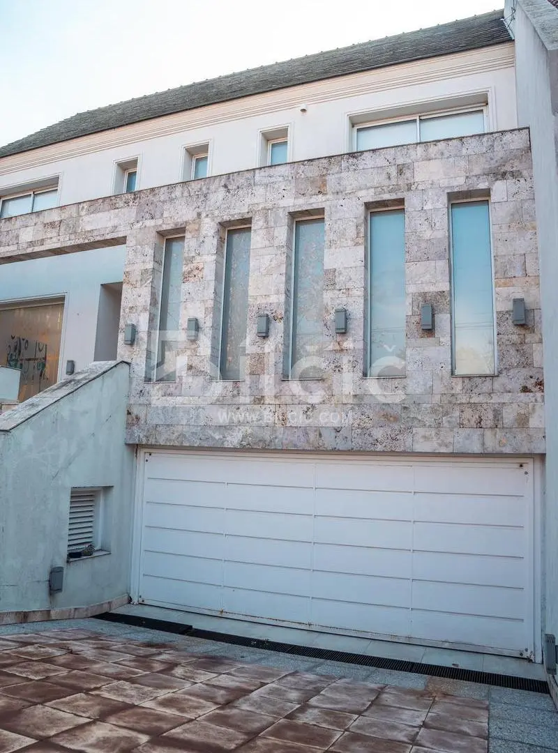 Casa 9 amb. con piscina en venta en centro de Lomas de Zamora 4