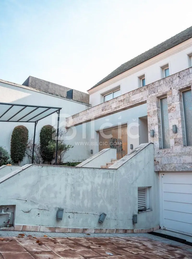 Casa 9 amb. con piscina en venta en centro de Lomas de Zamora 8