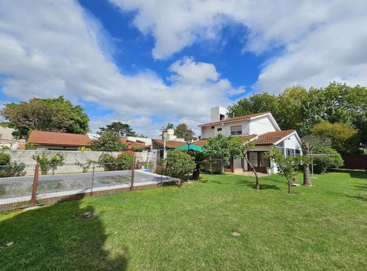 CASA 5 AMB EN VENTA CON JARDIN LATERAL -HURLINGHAM 2