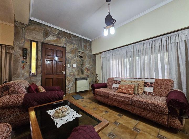 CASA 5 AMB EN VENTA CON JARDIN LATERAL -HURLINGHAM 3