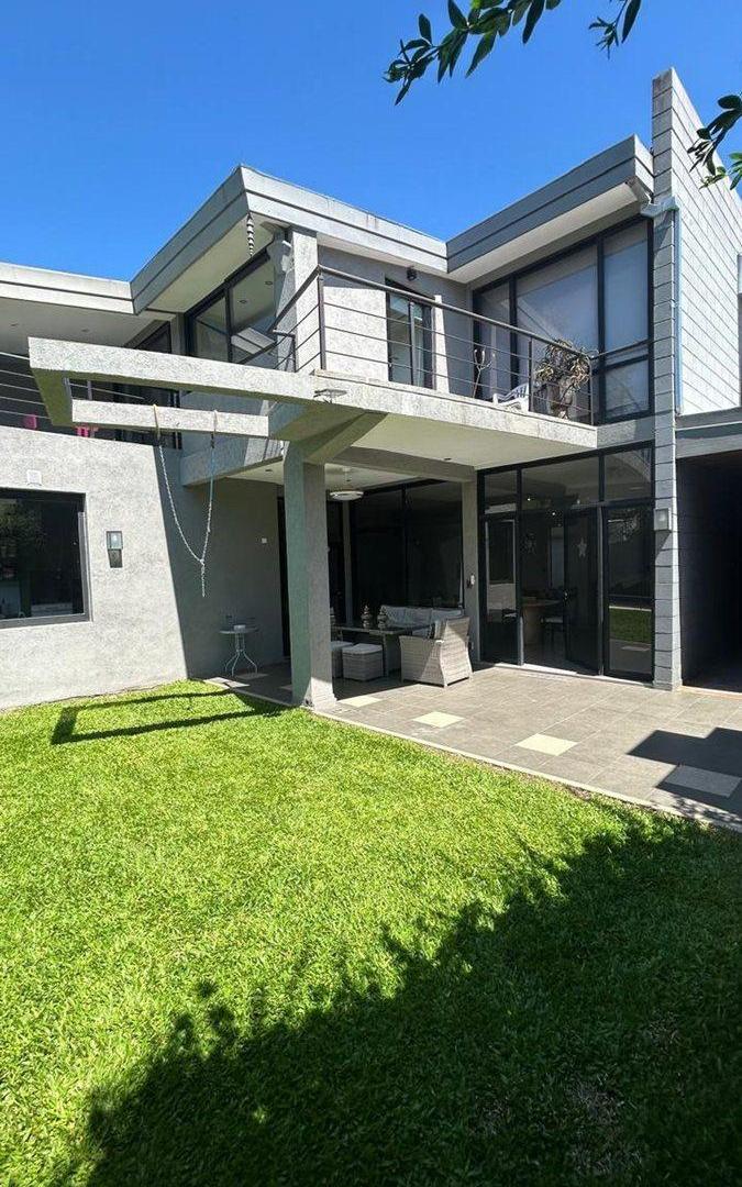 Moderna casa en Barrio Los Aromos