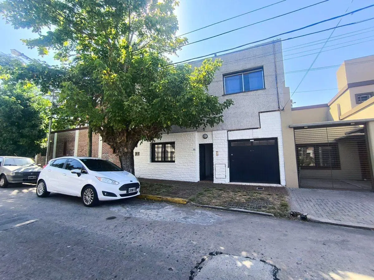 Casa 4 ambientes c/pileta y cochera 2