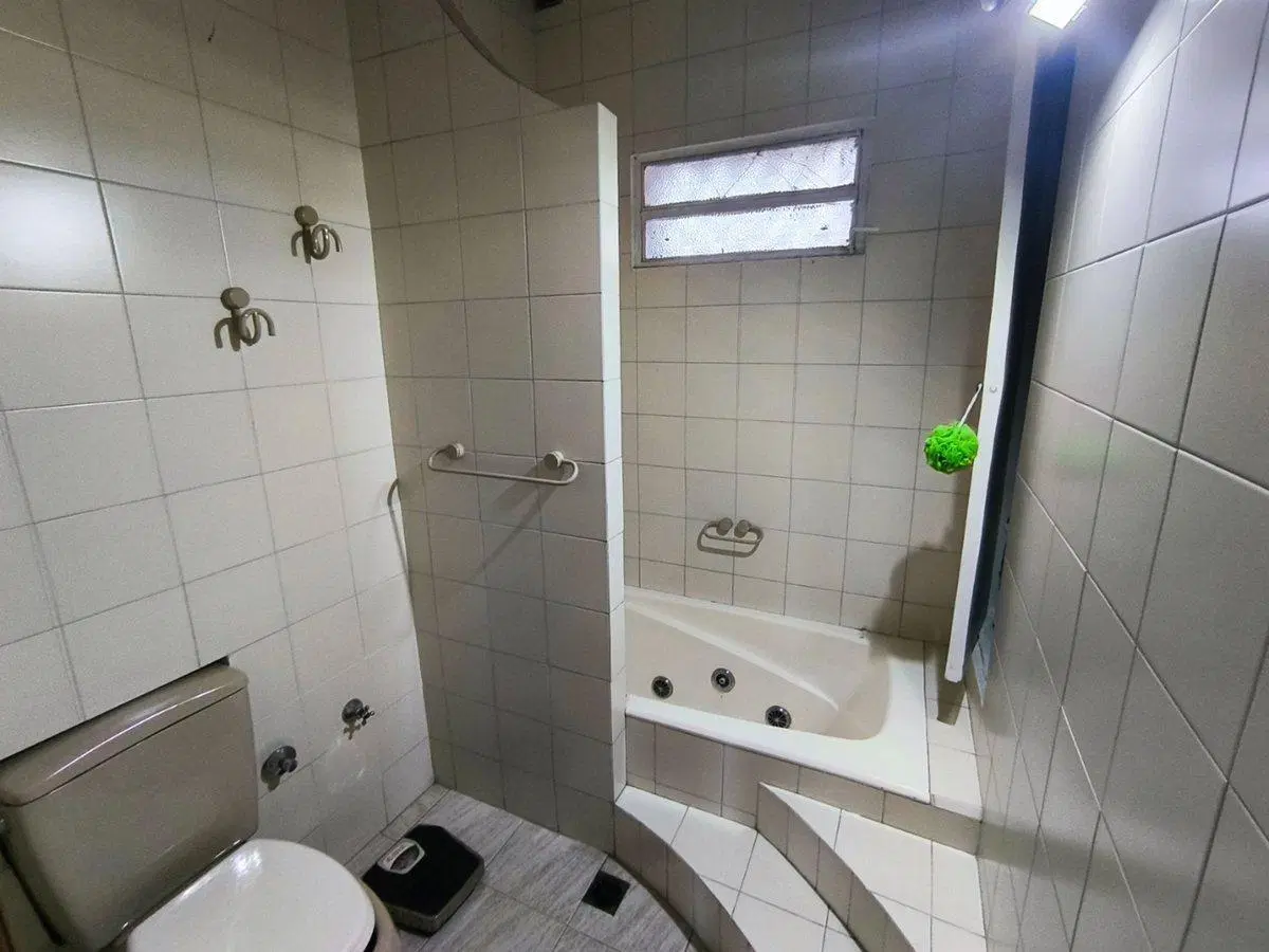 Casa 4 ambientes c/pileta y cochera 4