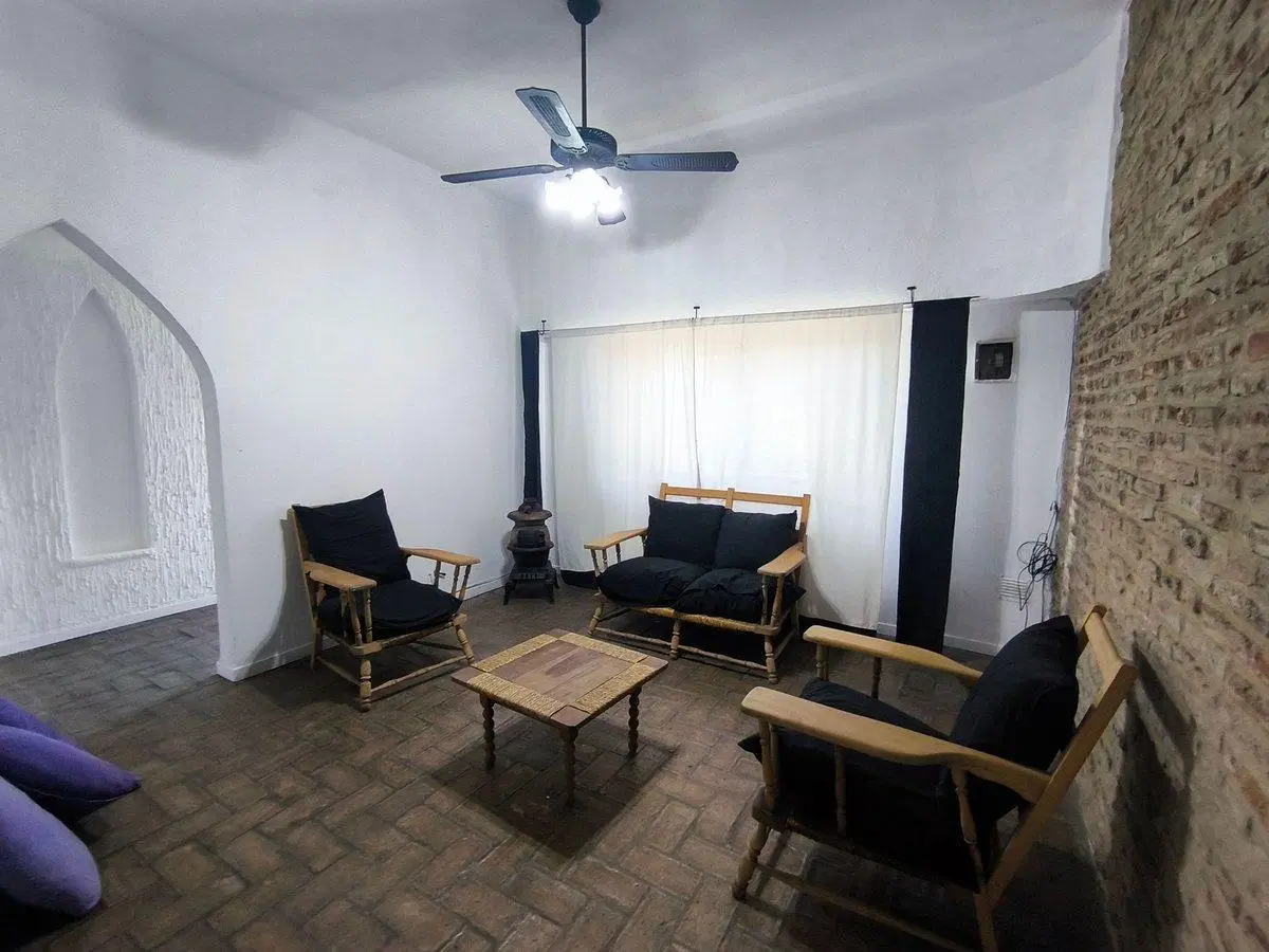 Casa 4 ambientes c/pileta y cochera 5