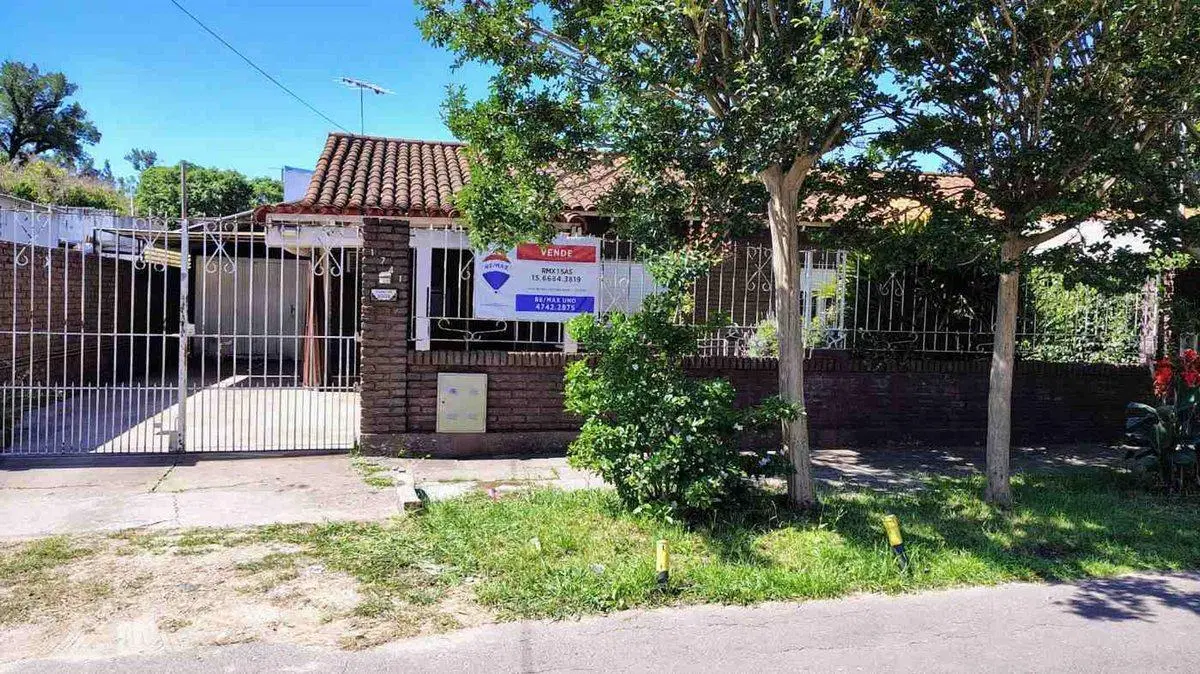 VENTA CASA 4 AMBIENTES CON TERRAZA GARAGE 3 AUTOS 2