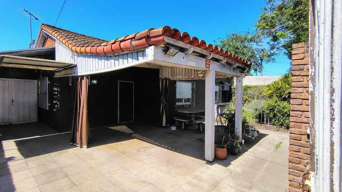 VENTA CASA 4 AMBIENTES CON TERRAZA GARAGE 3 AUTOS 4