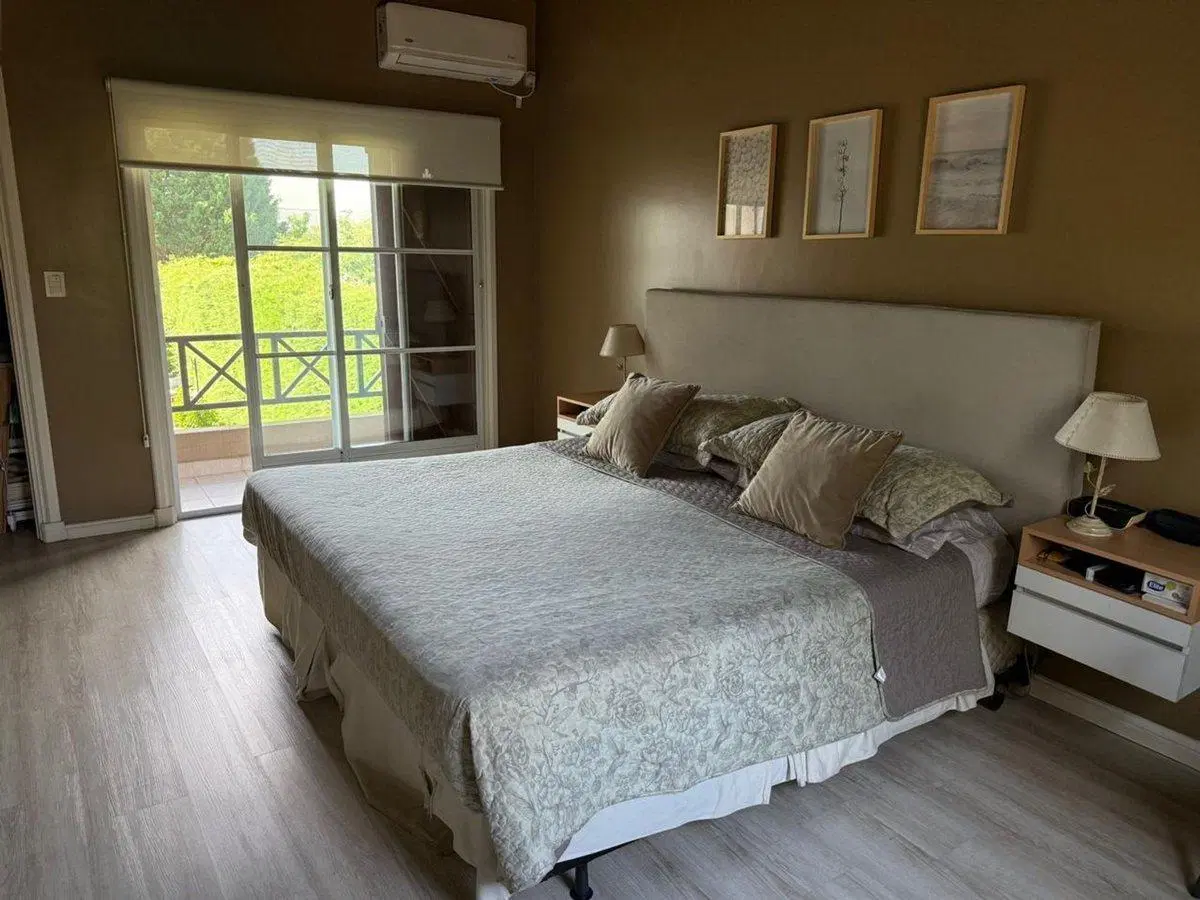 VENTA CASA BARRIO GALÁPAGOS CON JARDÍN 7 AMBIENTES 4