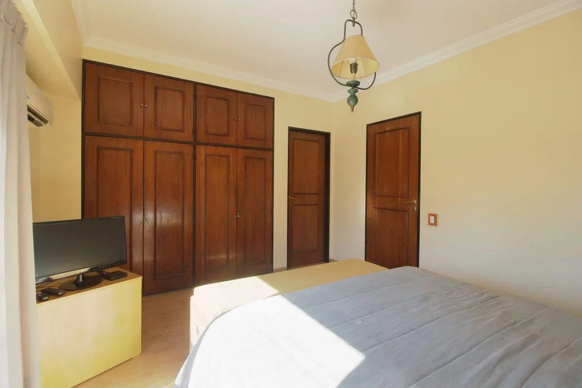 CASA VENTA CASEROS 5 AMBIENTES JARDIN PILETA 2