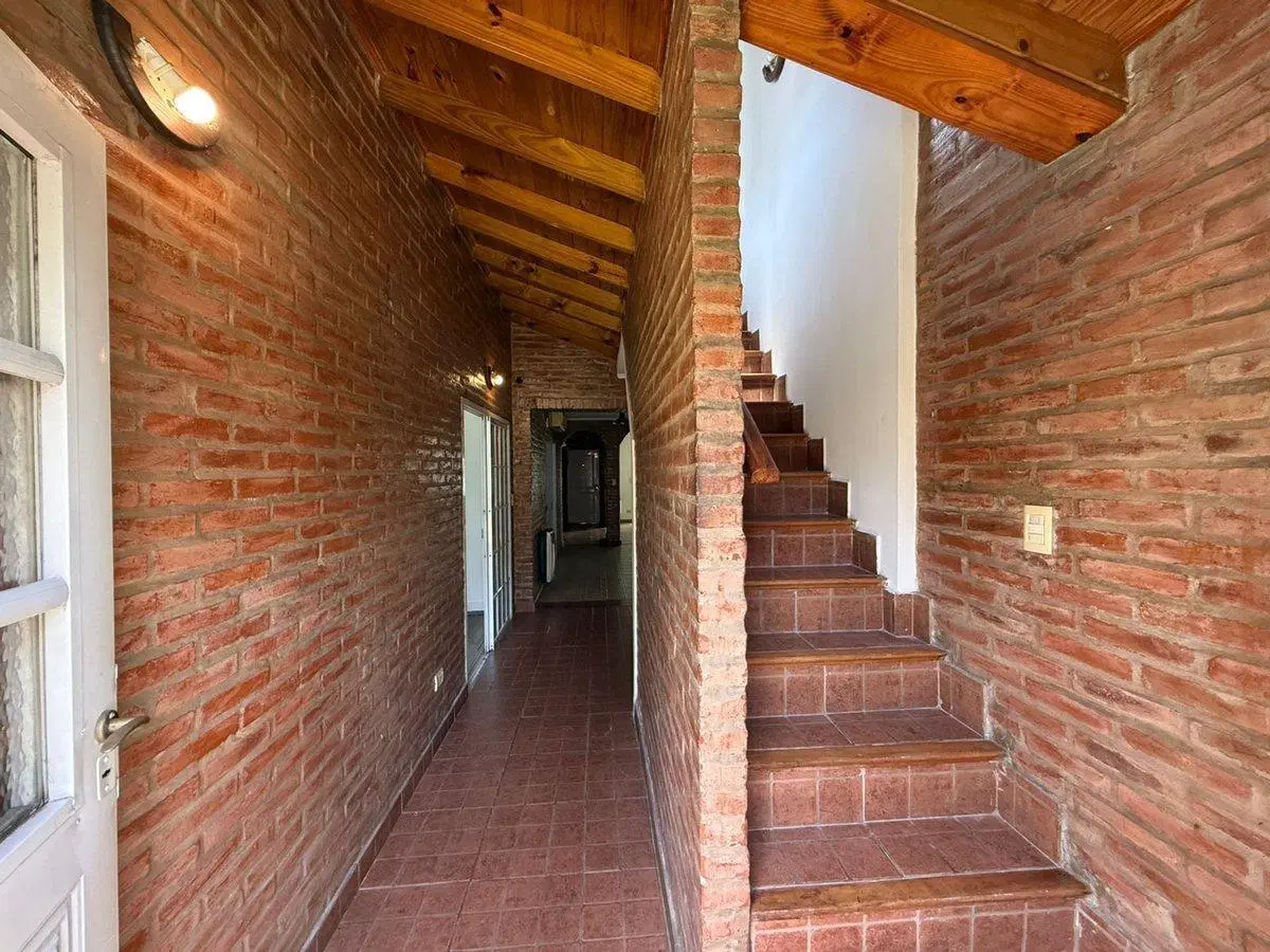 CASA 4 AMB OLIVOS COCHERA JARDIN PARRILLA PERMUTA 4