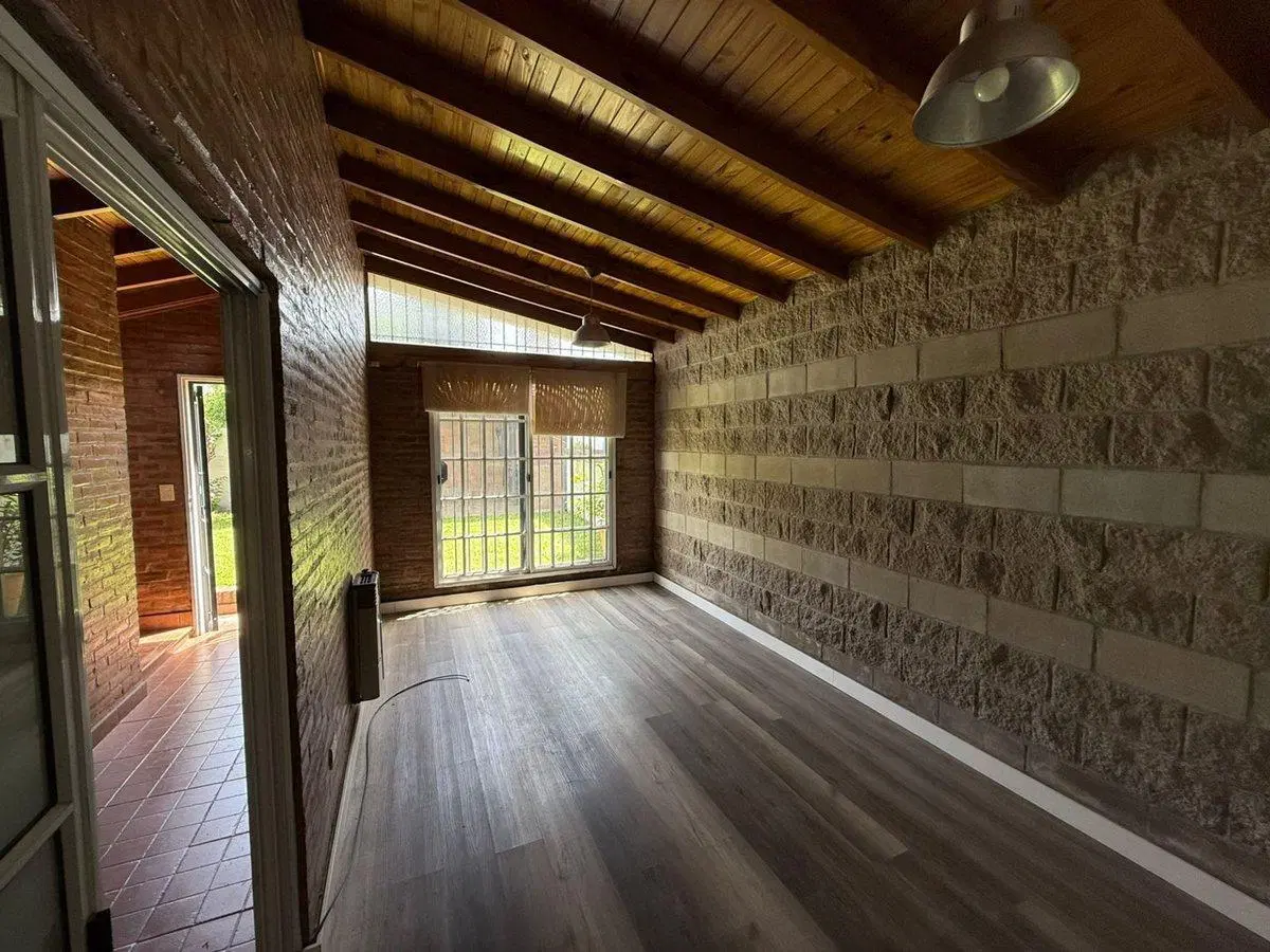 CASA 4 AMB OLIVOS COCHERA JARDIN PARRILLA PERMUTA 5