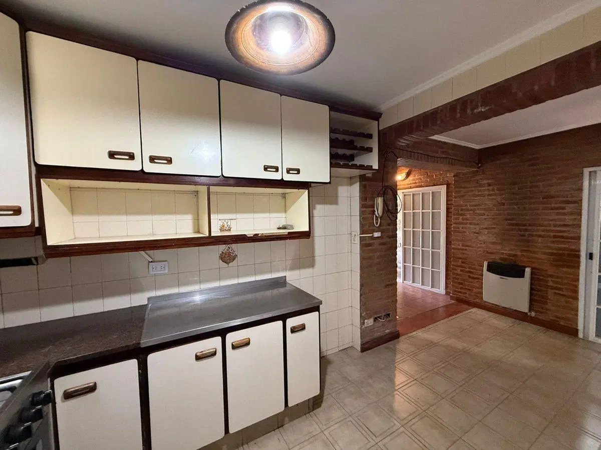 CASA 4 AMB OLIVOS COCHERA JARDIN PARRILLA PERMUTA 2
