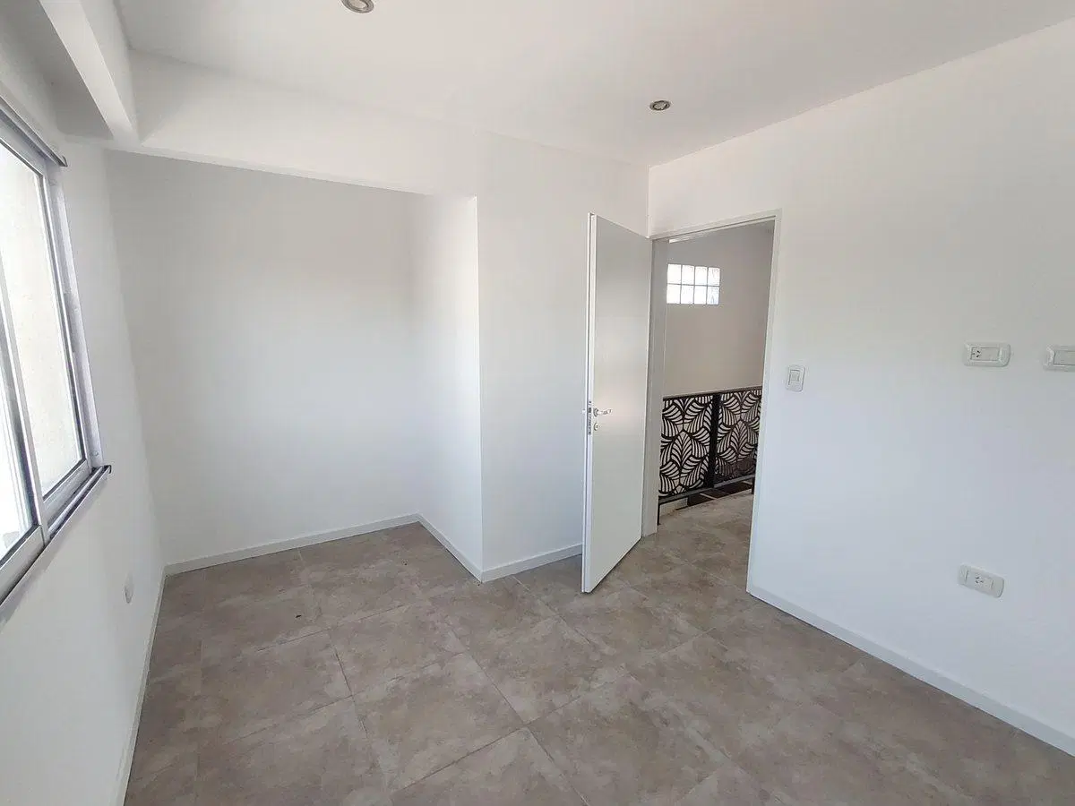 Dúplex a la VENTA con parrilla/ patio, José C. Paz 3