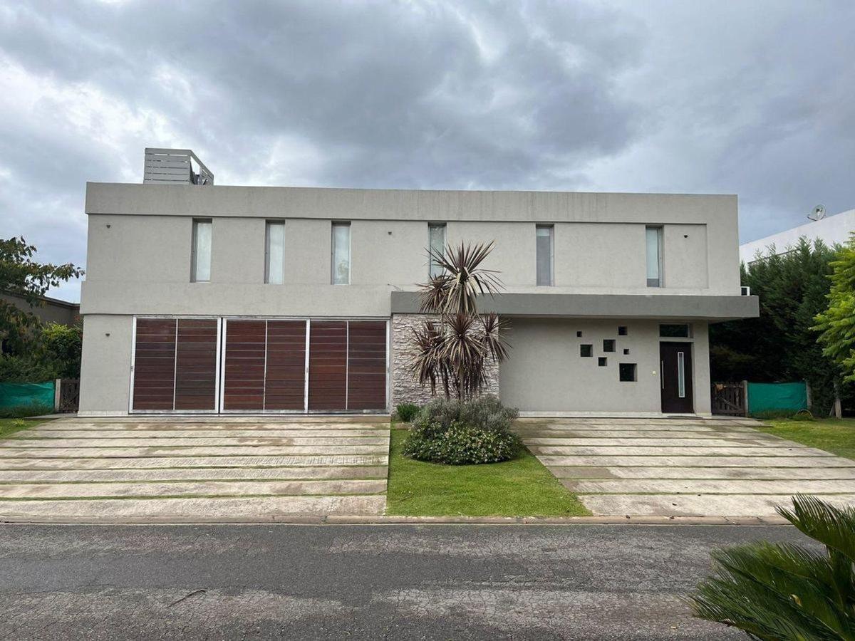 VENTA CASA EN WESTON, 5 DORMITORIOS