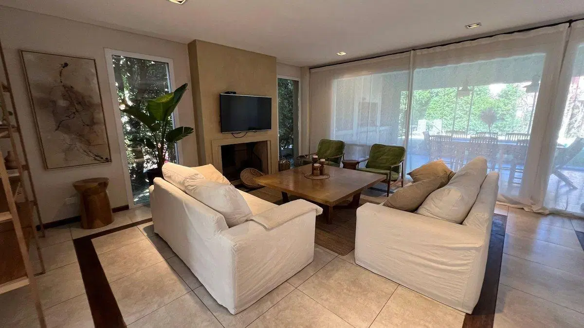 Casa en La Damasia, 3 dorm, 2 playroom, pileta 2
