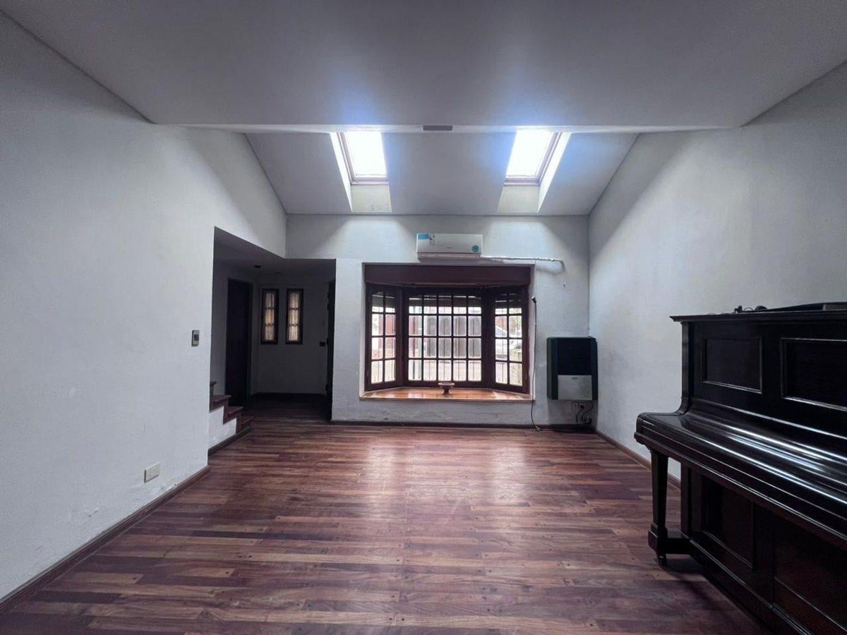 VENTA CASA 5 AMBIENTES CON COCHERA MARTINEZ