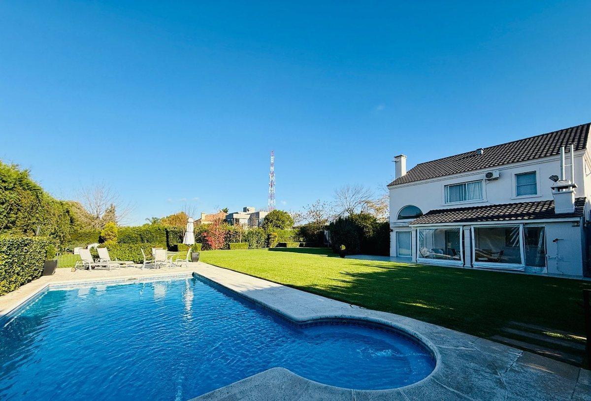 VENTA CASA Barrio Cerrado Villa Olivos 7 ambientes