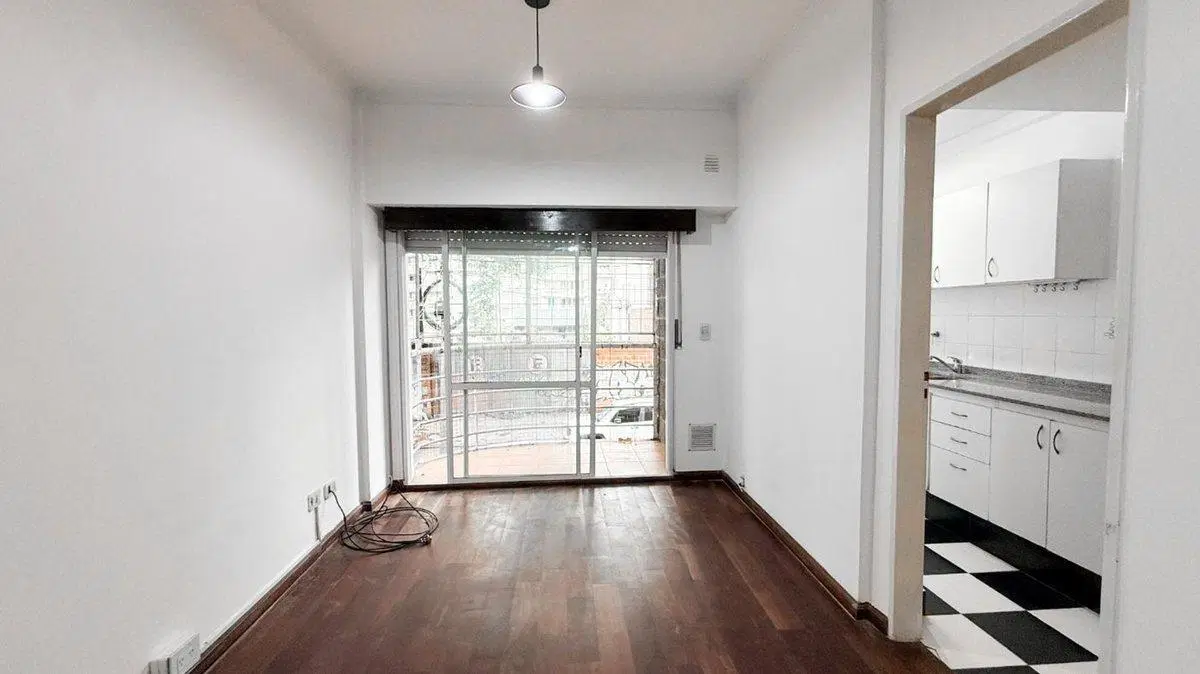 VENTA Depto. 2 amb. Frente c/ balcón. San Martín 3
