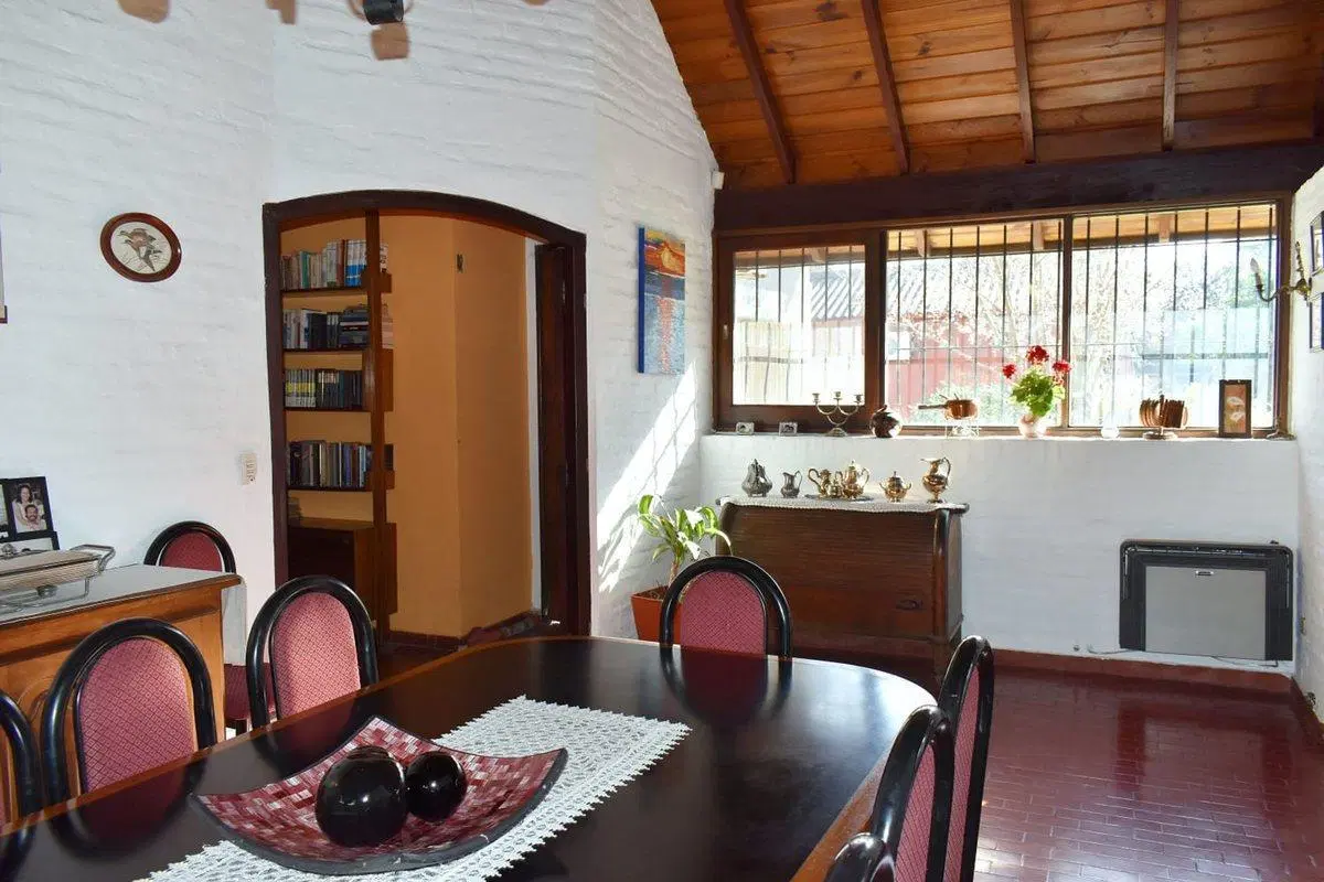 Casa 8 Ambientes en Lote 1751m con Pileta y Paddle 5