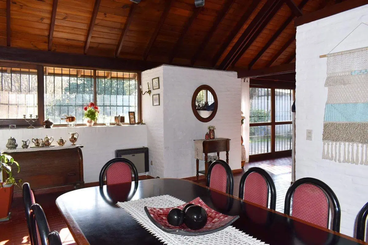 Casa 8 Ambientes en Lote 1751m con Pileta y Paddle 4