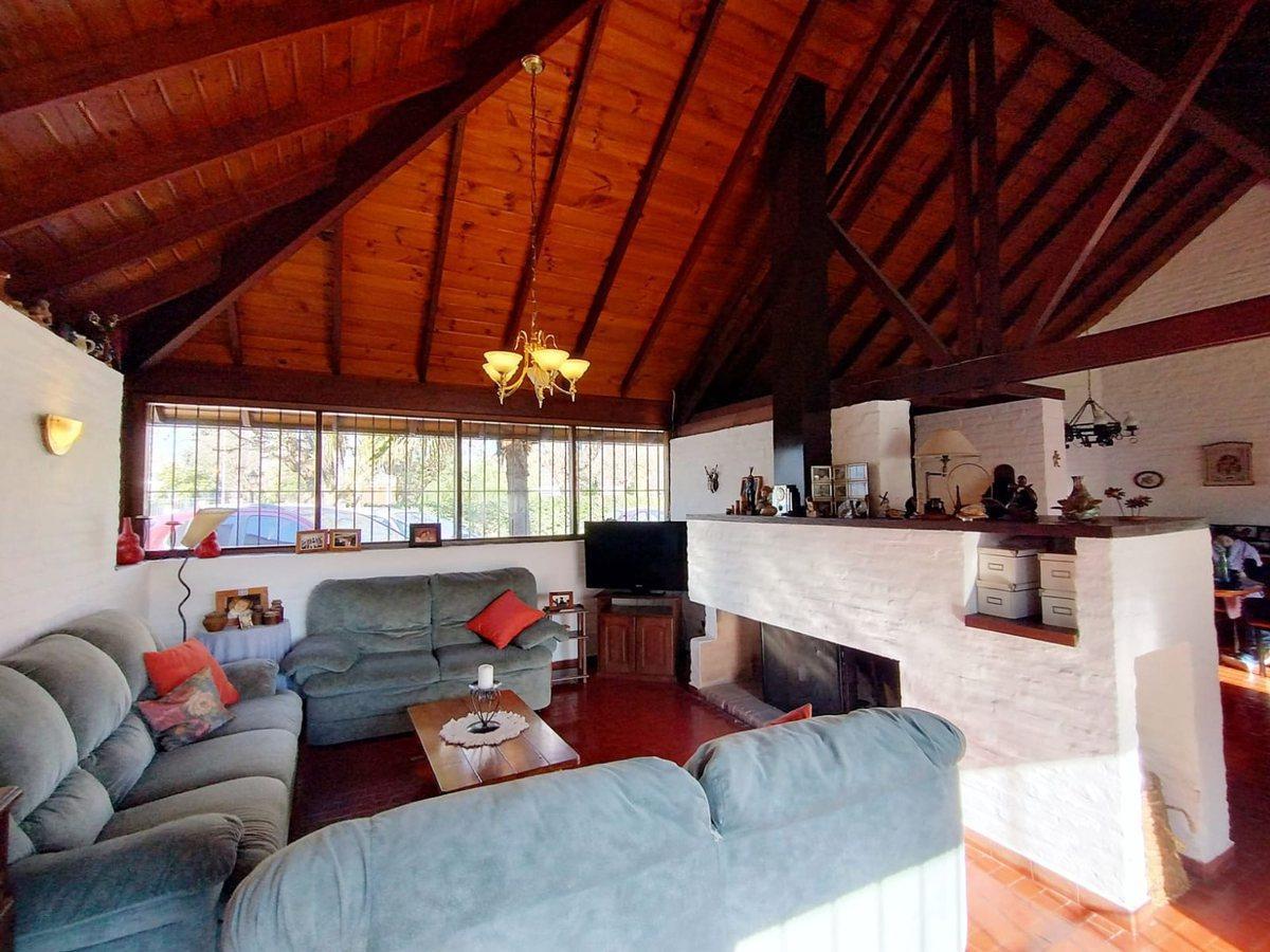 Casa 8 Ambientes en Lote 1751m con Pileta y Paddle