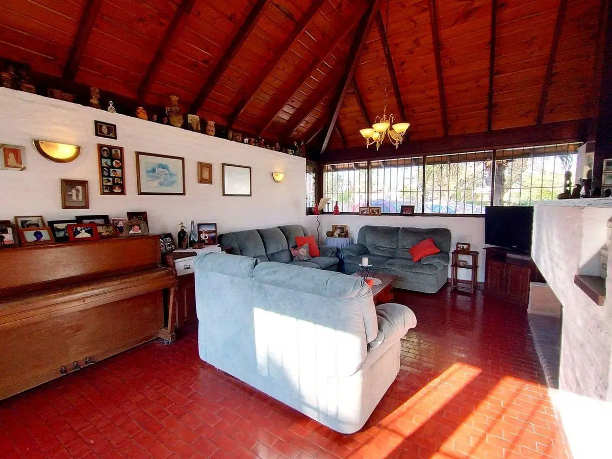 Casa 8 Ambientes en Lote 1751m con Pileta y Paddle 3