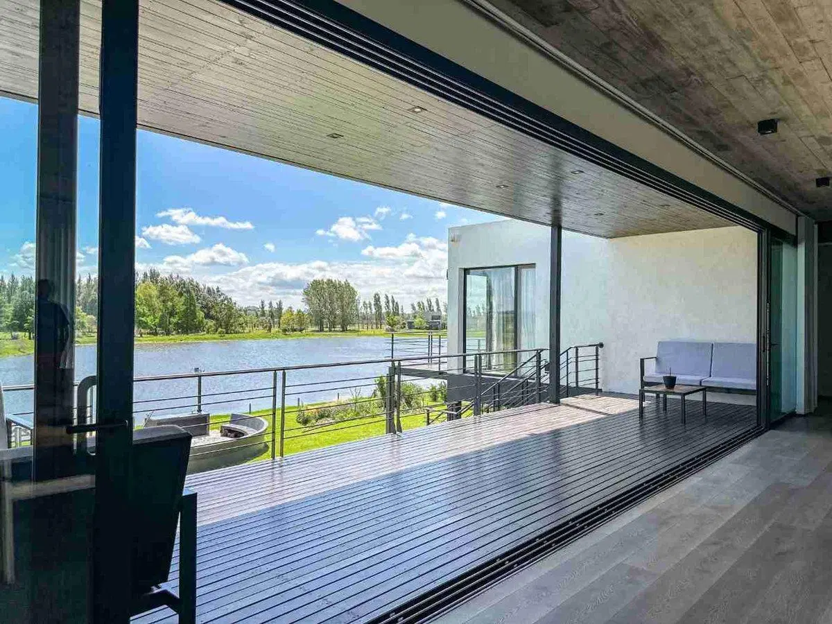 VENTA CASA A LA LAGUNA EN CHACRAS DE LA RESERVA 4