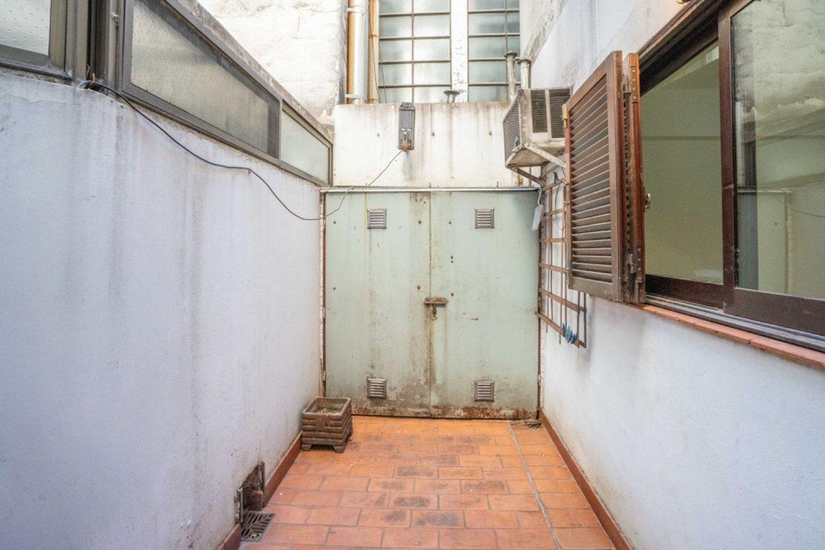 Dpto 2 amb con patio y cochera en venta Caballito