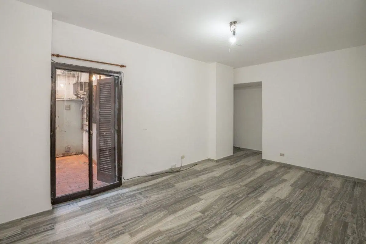 Dpto 2 amb con patio y cochera en venta Caballito 3