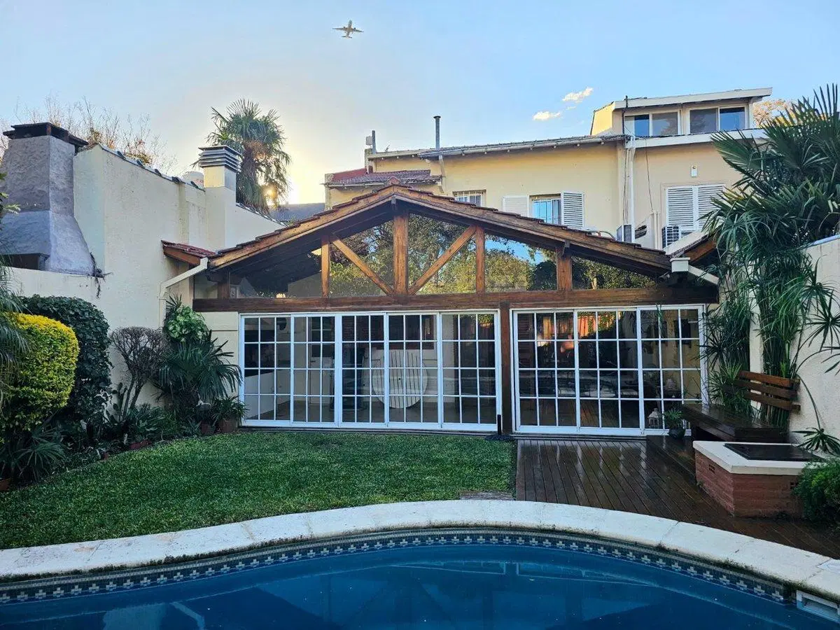 VENTA Casa 4 dormitorios - Cochera Jardin y Pileta 2