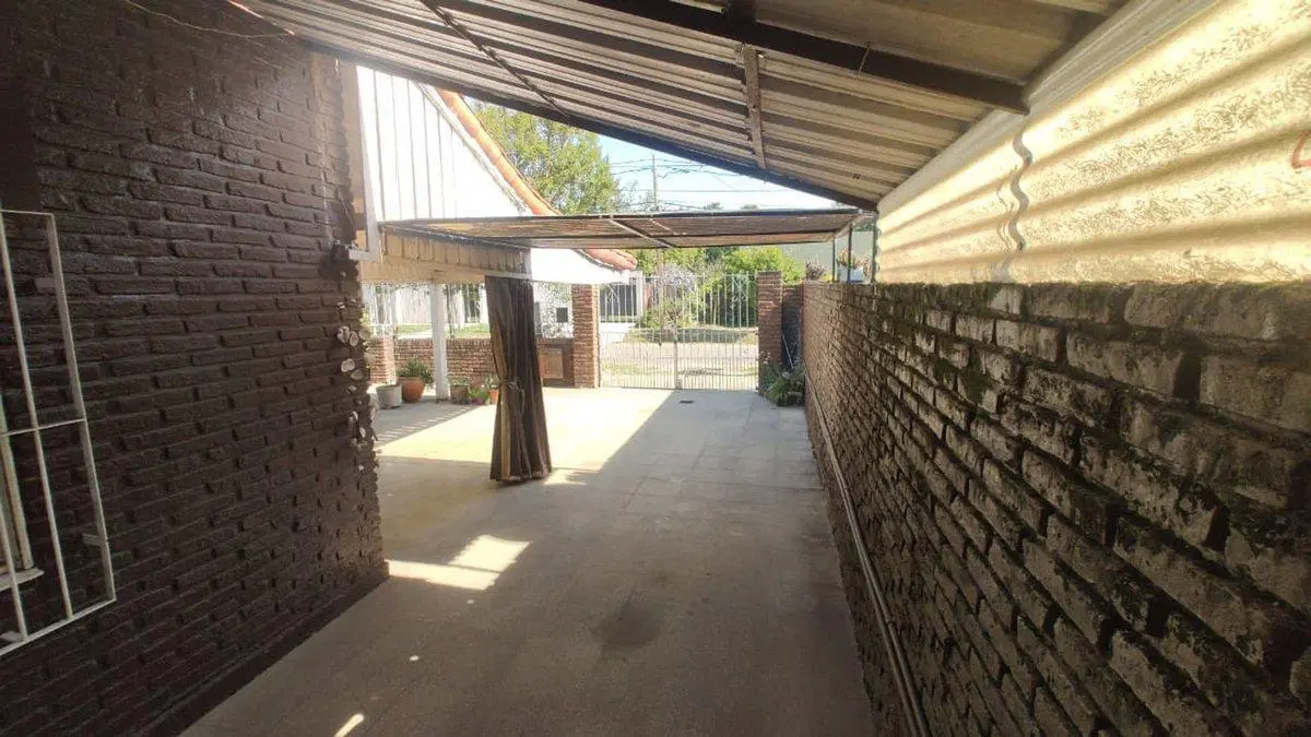 VENTA CASA 4 AMBIENTES CON TERRAZA GARAGE 3 AUTOS 5