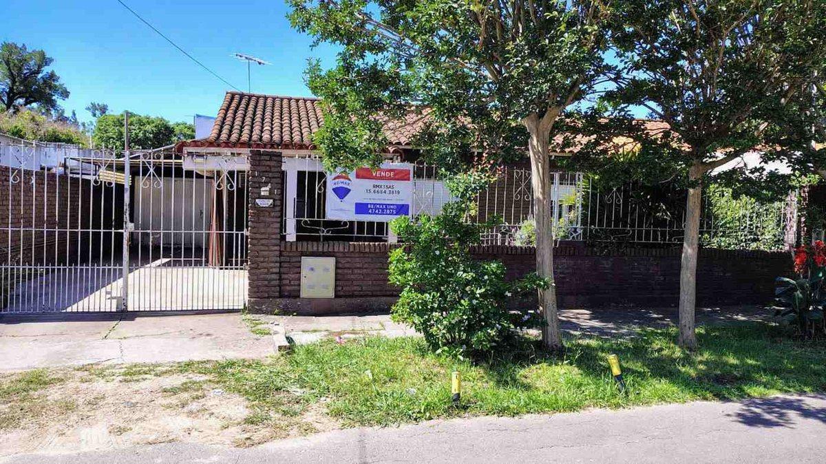 VENTA CASA 4 AMBIENTES CON TERRAZA GARAGE 3 AUTOS