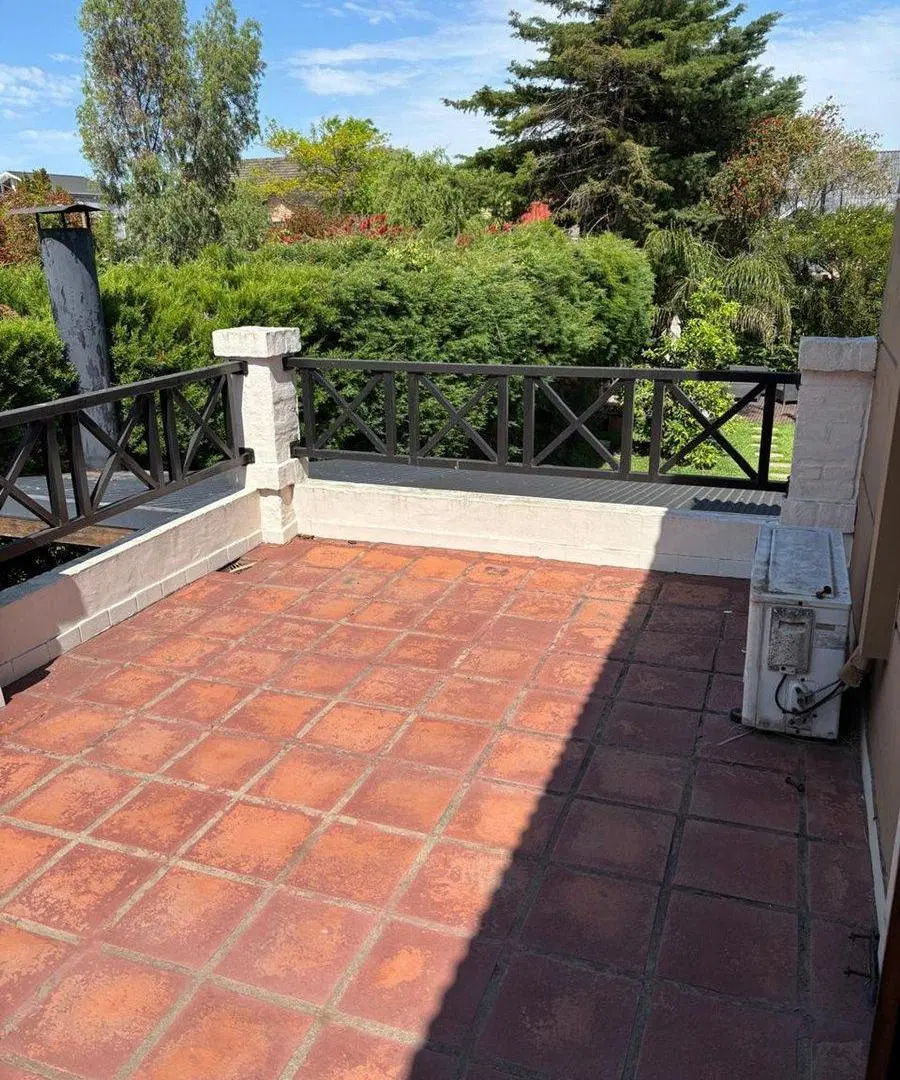 VENTA CASA BARRIO GALÁPAGOS CON JARDÍN 7 AMBIENTES 4