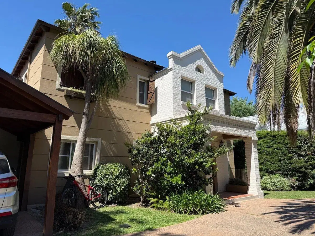 VENTA CASA BARRIO GALÁPAGOS CON JARDÍN 7 AMBIENTES 3