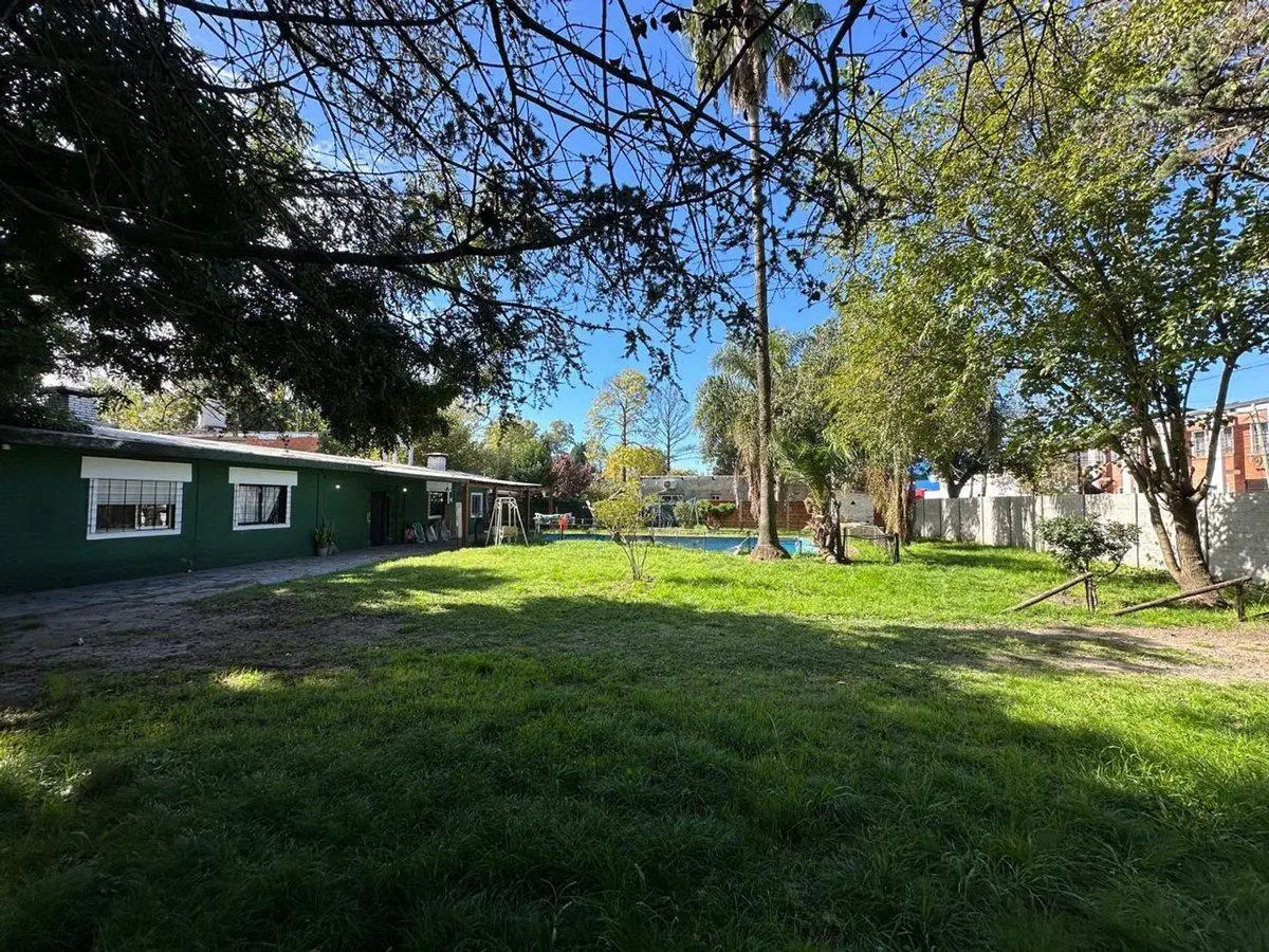 Casa en lote de 1.187 m² con pileta en Villa Rosa 3