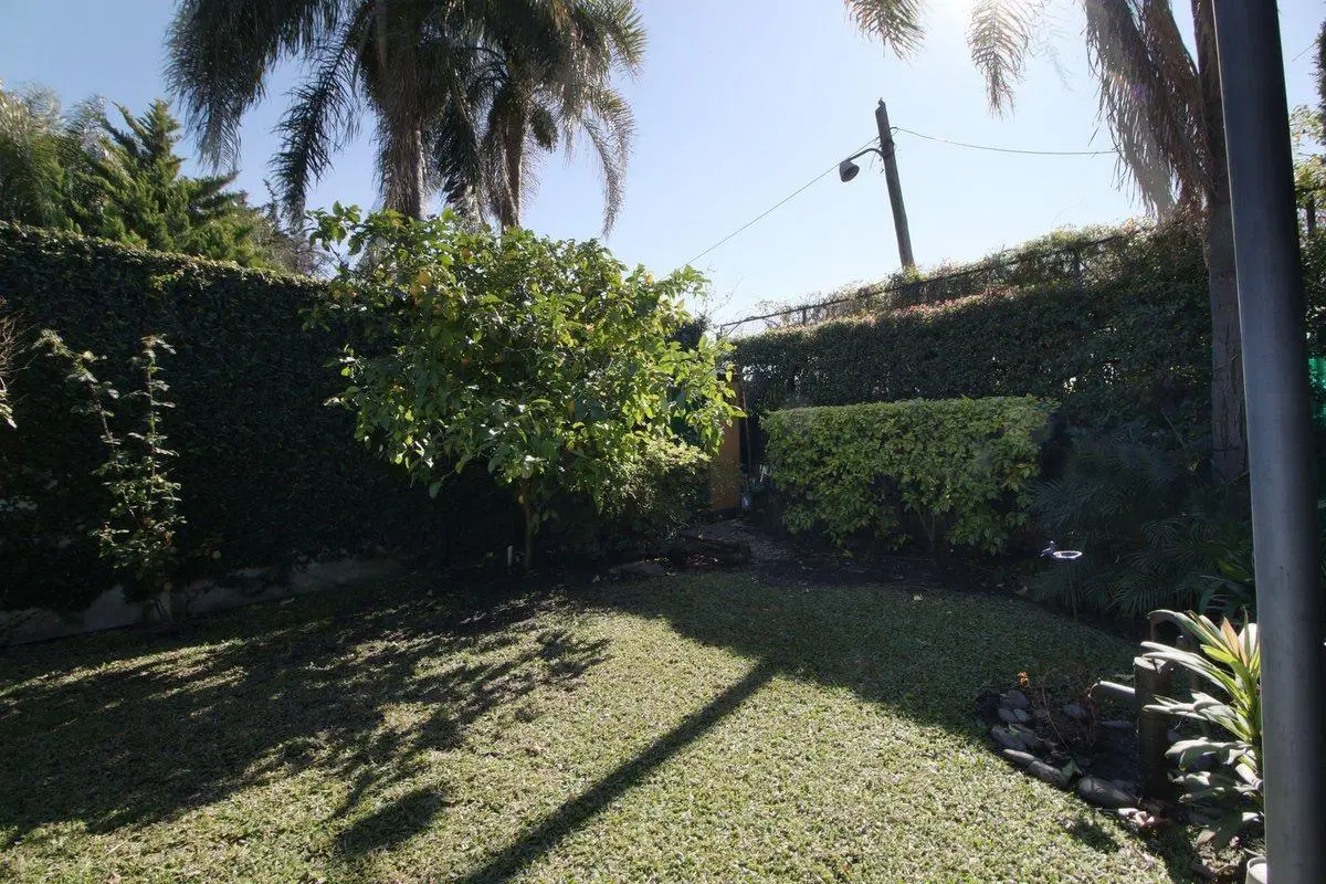 CASA VENTA CASEROS 5 AMBIENTES JARDIN PILETA 3