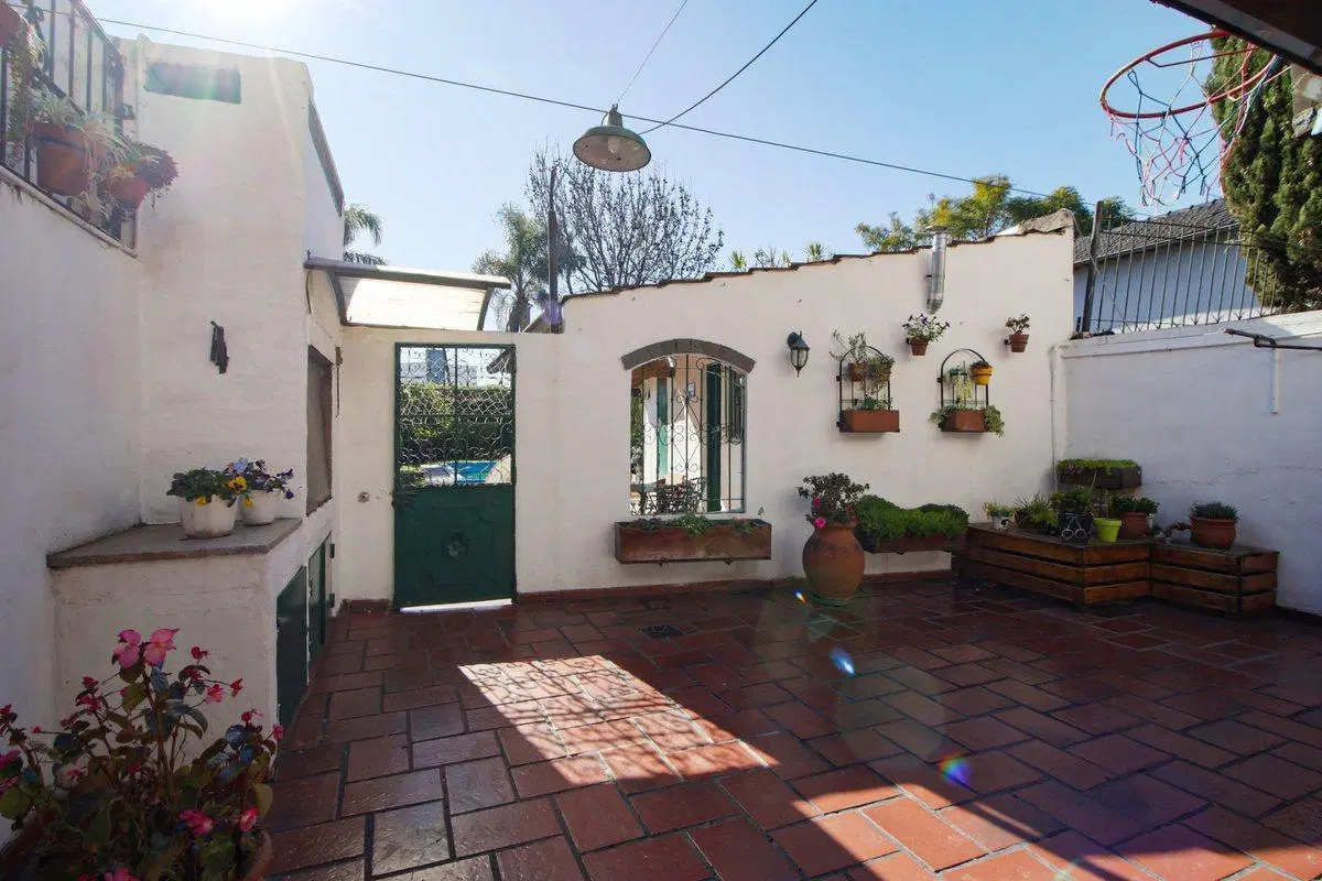 CASA VENTA CASEROS 5 AMBIENTES JARDIN PILETA 4