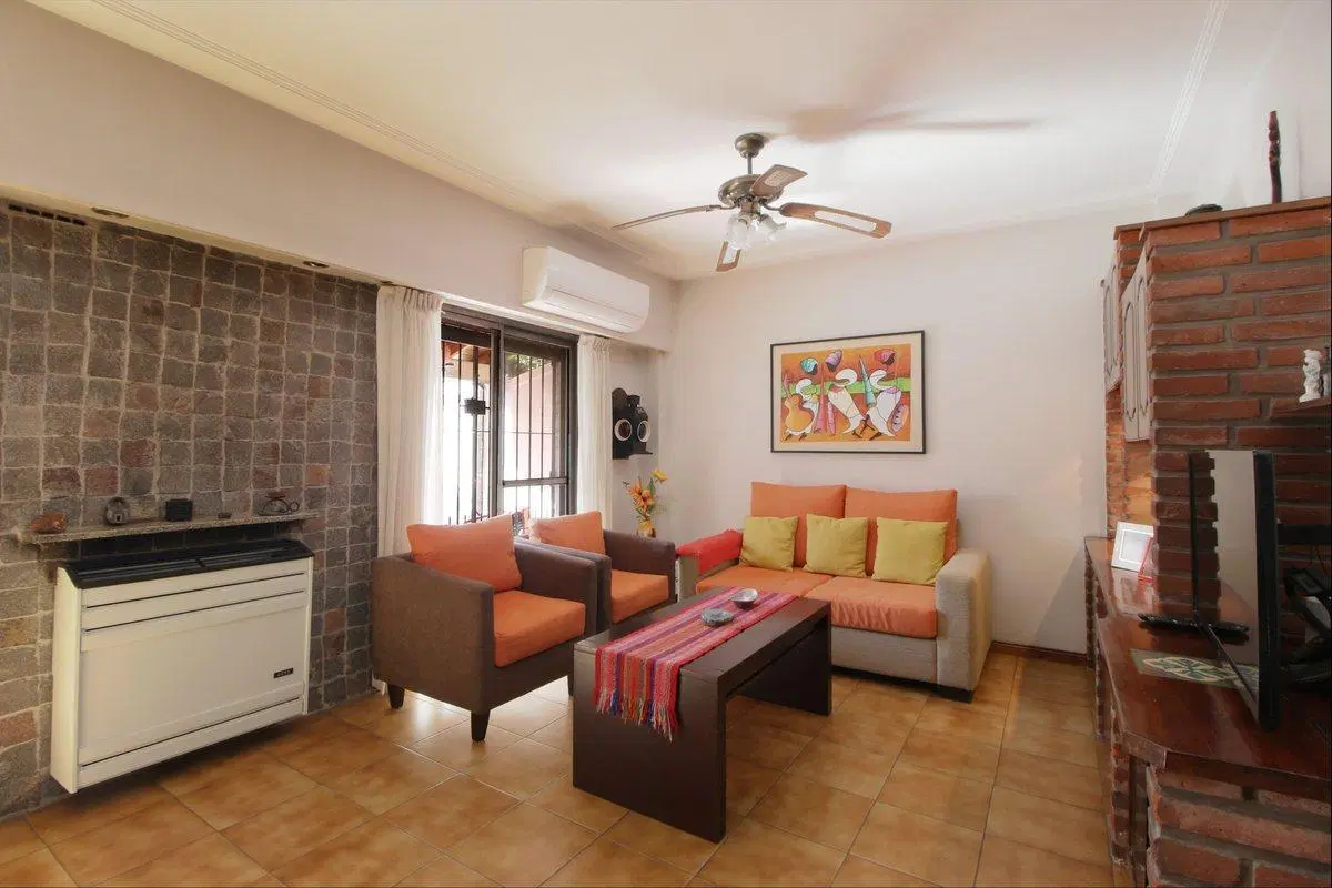 CASA VENTA CASEROS 5 AMBIENTES JARDIN PILETA 2
