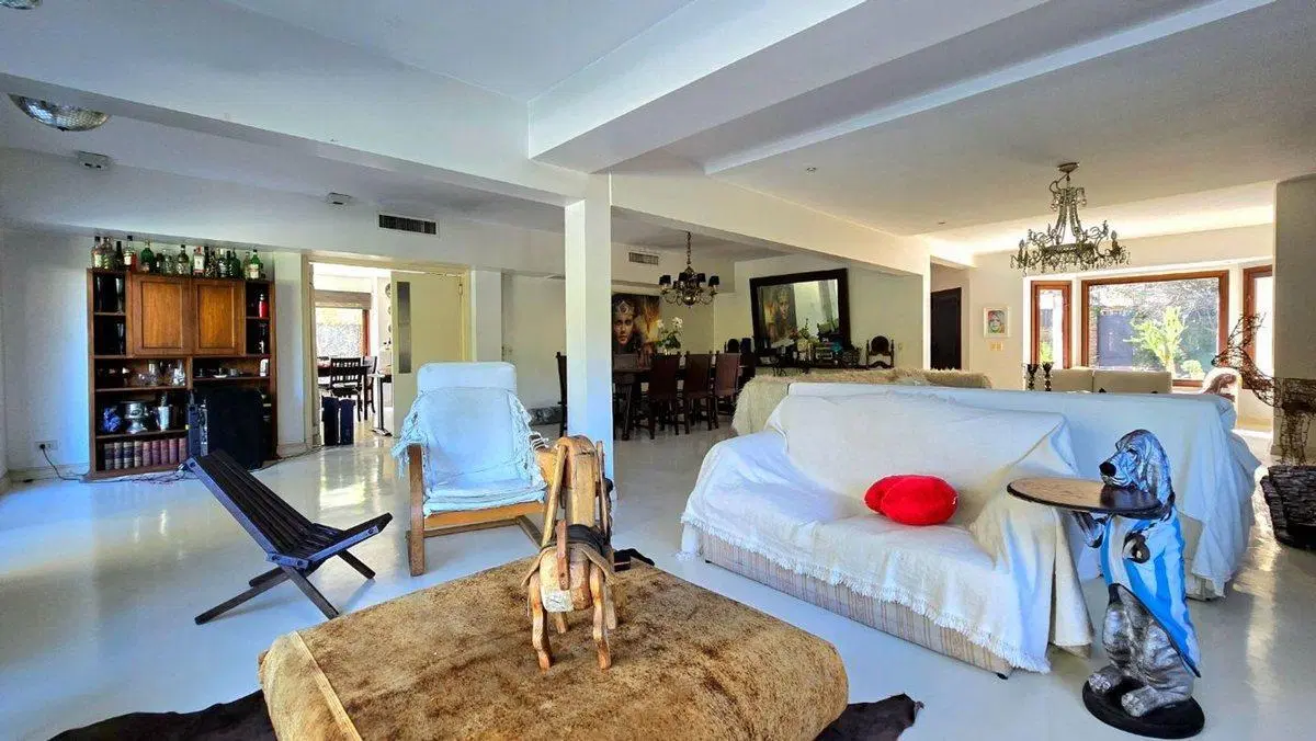 VENTA CASA 5 AMB CON PISCINA LOMAS DE SAN ISIDRO 2