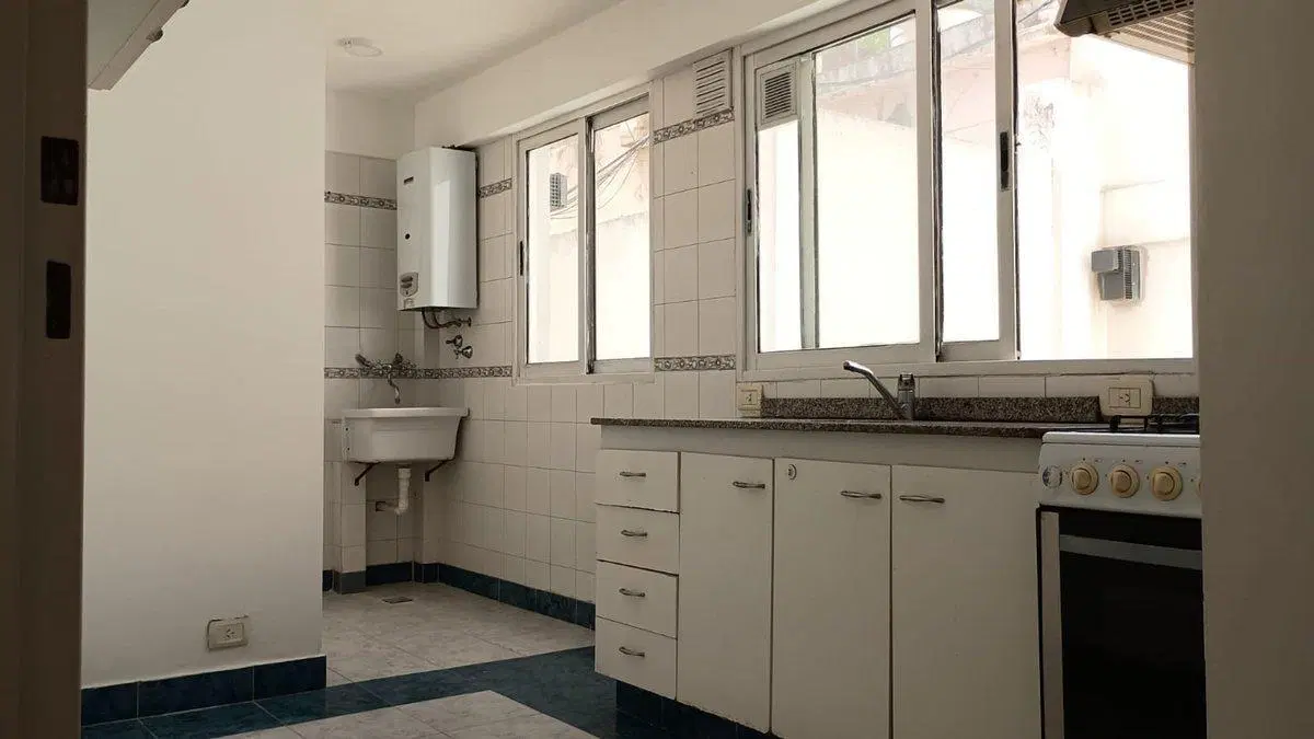 VENTA - DTO. 3 AMB. con balcón en FLORES 2