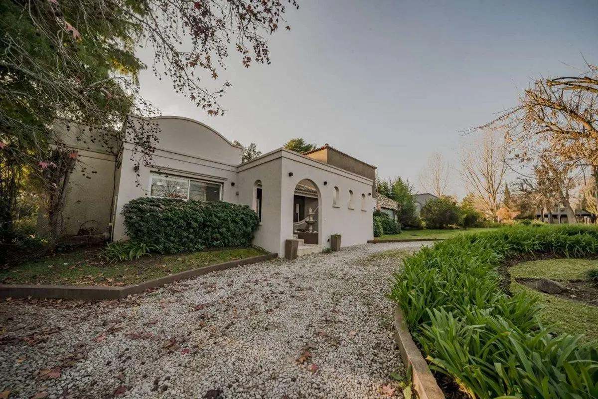 VENTA CASA 5 AMBIENTES PILAR-PERMUTA 4