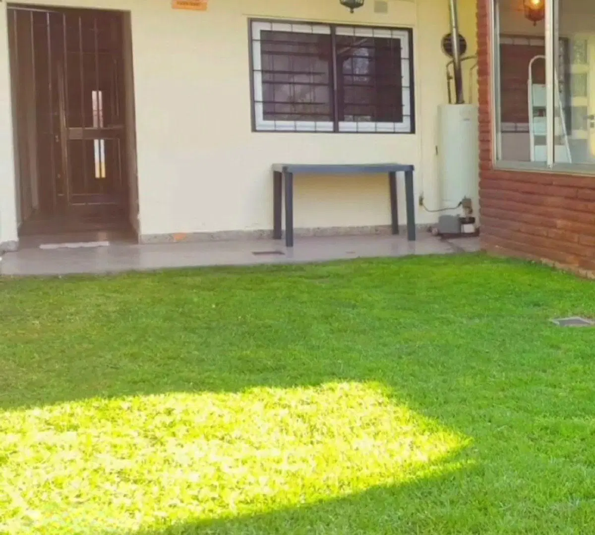 VENTA 2 CASAS EN UN LOTE-IDEAL VIVIR Y ALQUILAR! 2