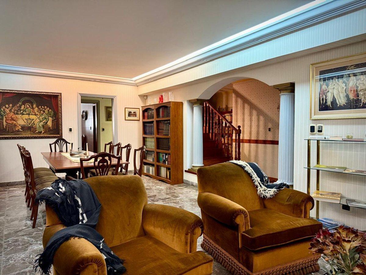 Foto de CASA de 7 amb c/jardin y parrilla en VENTA OLIVOS, imagen 3