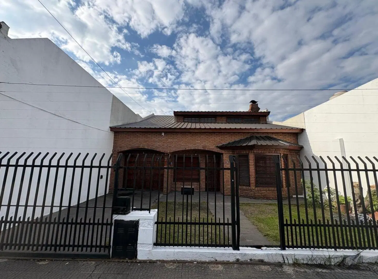 Chalet 4 ambientes con cochera y gran jardin 4