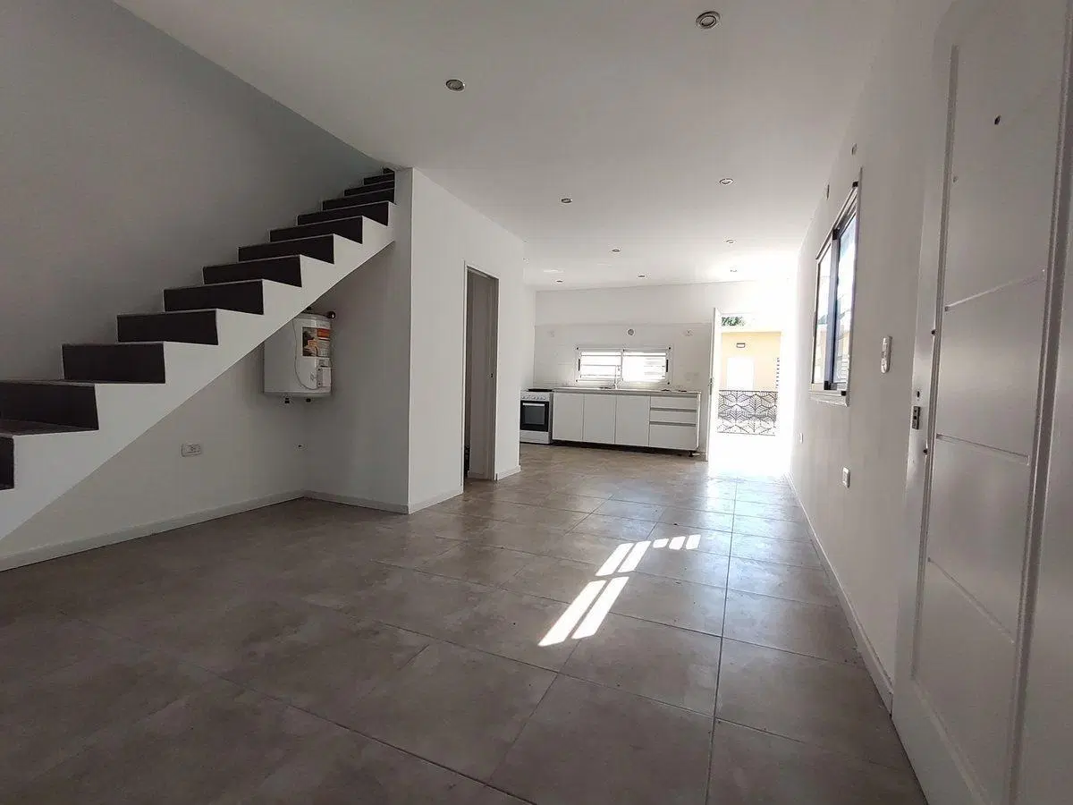 Dúplex a la VENTA con parrilla/ patio, José C. Paz 4