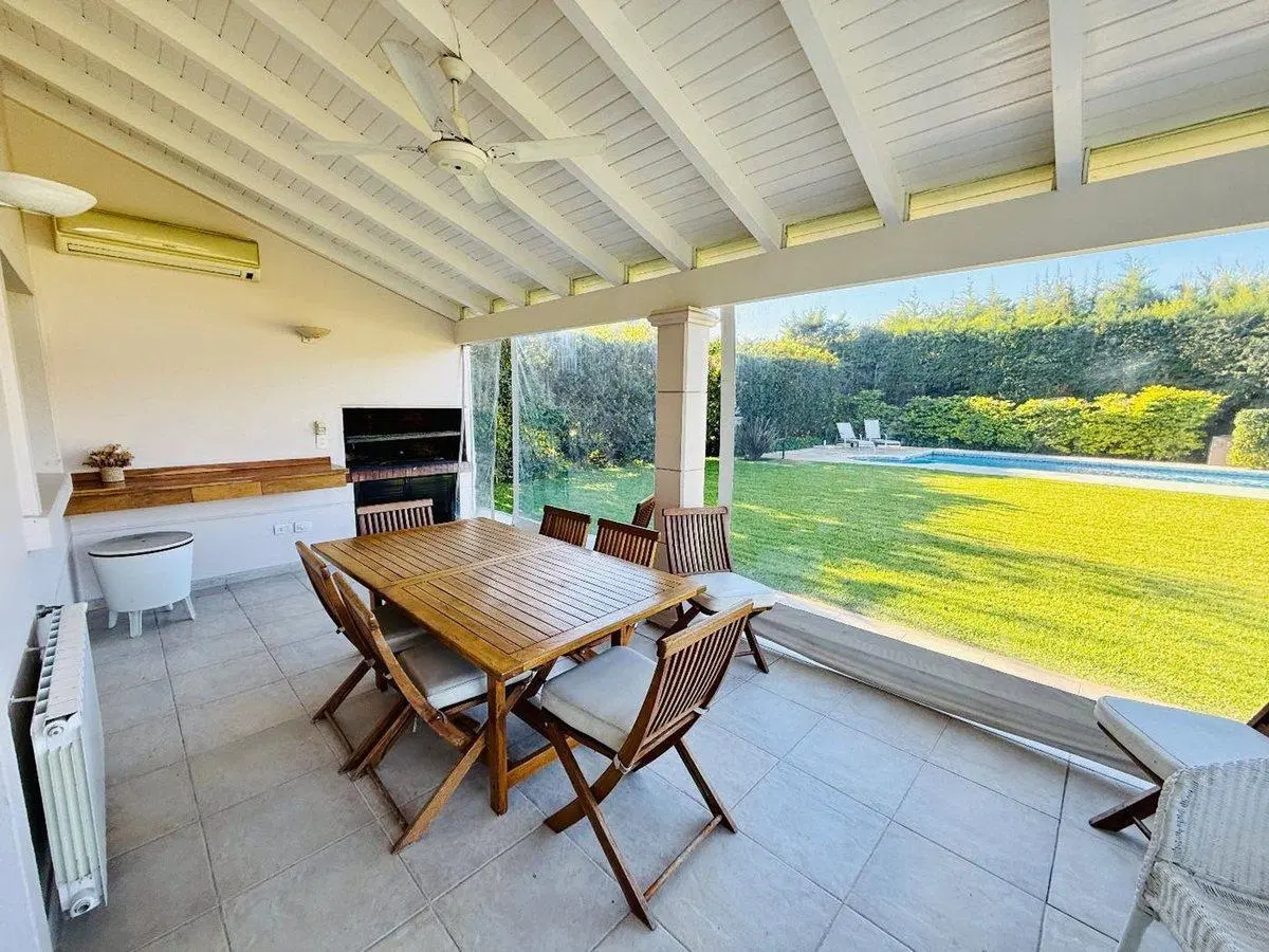 VENTA CASA Barrio Cerrado Villa Olivos 7 ambientes 3